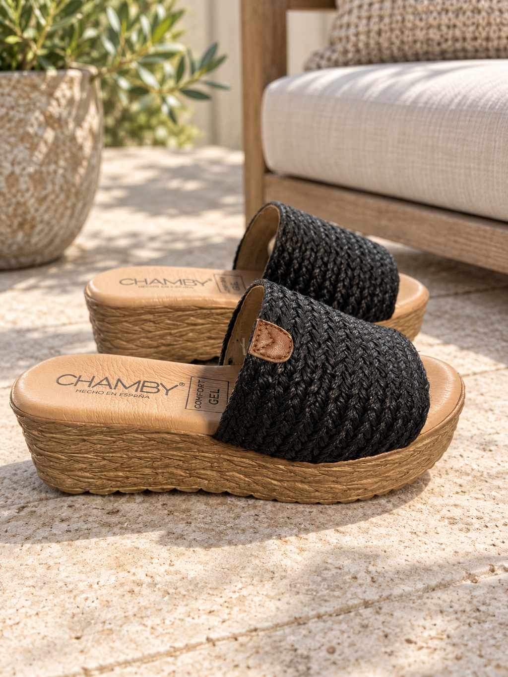 Sandalias Chamby 313 negras en una terraza