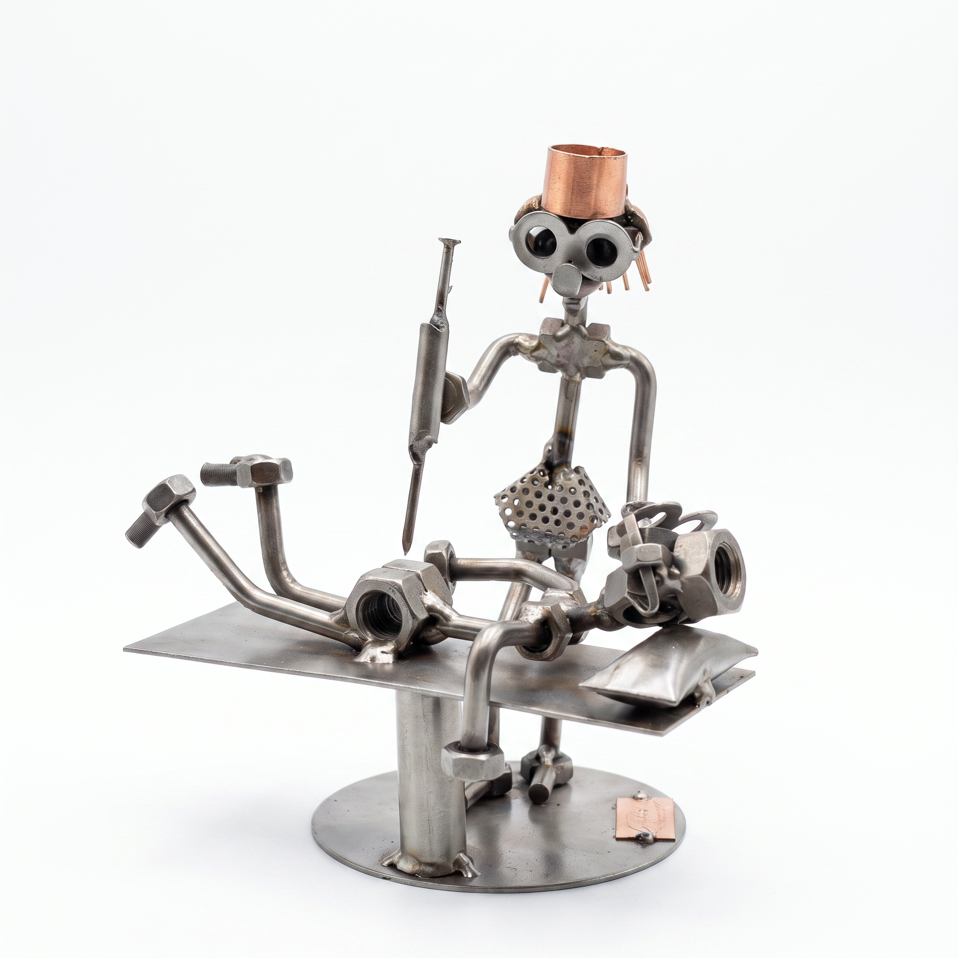 Figura artesanal cirujano operando - fondo blanco