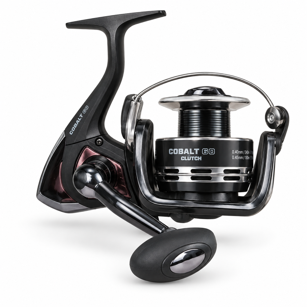 Carrete de pesca Cobalt 60 Clutch negro y plateado sobre fondo blanco