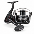 Carrete de pesca Cobalt 60 Clutch negro y plateado sobre fondo blanco