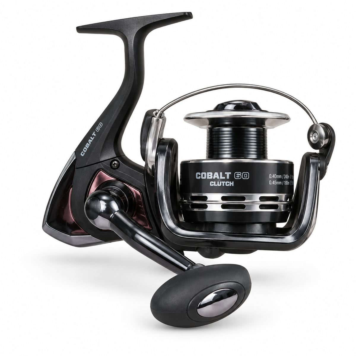 Carrete de pesca Cobalt 60 Clutch negro y plateado sobre fondo blanco