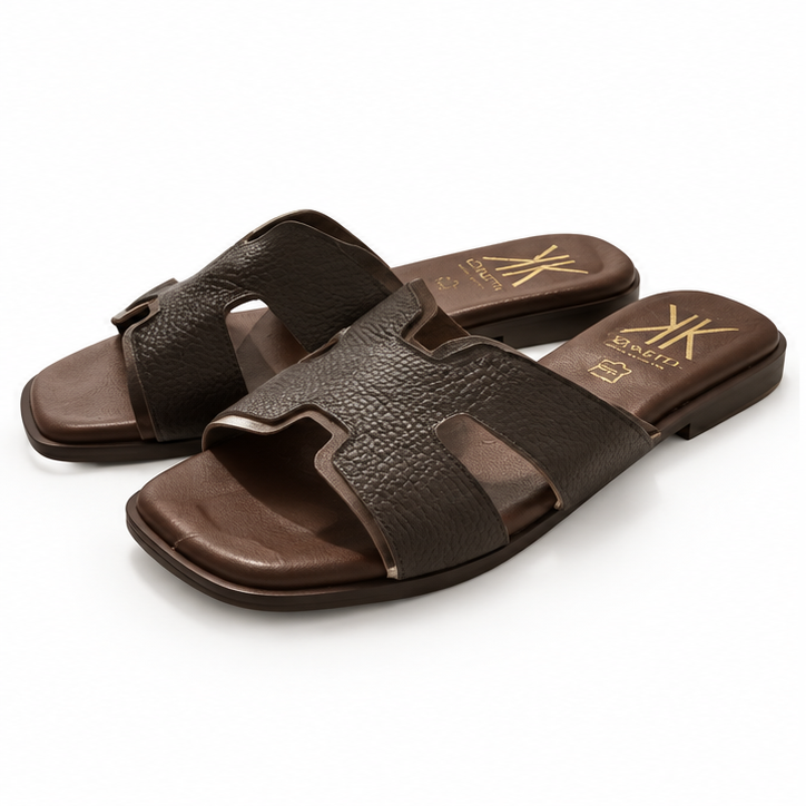 Sandalias Cokket 432 marrones talla 38 sobre fondo blanco