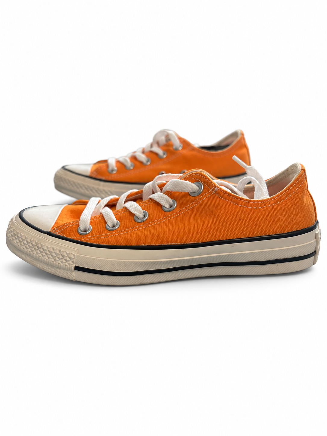 Converse Chuck Taylor All Star bajas naranjas talla 36 — par sobre fondo blanco