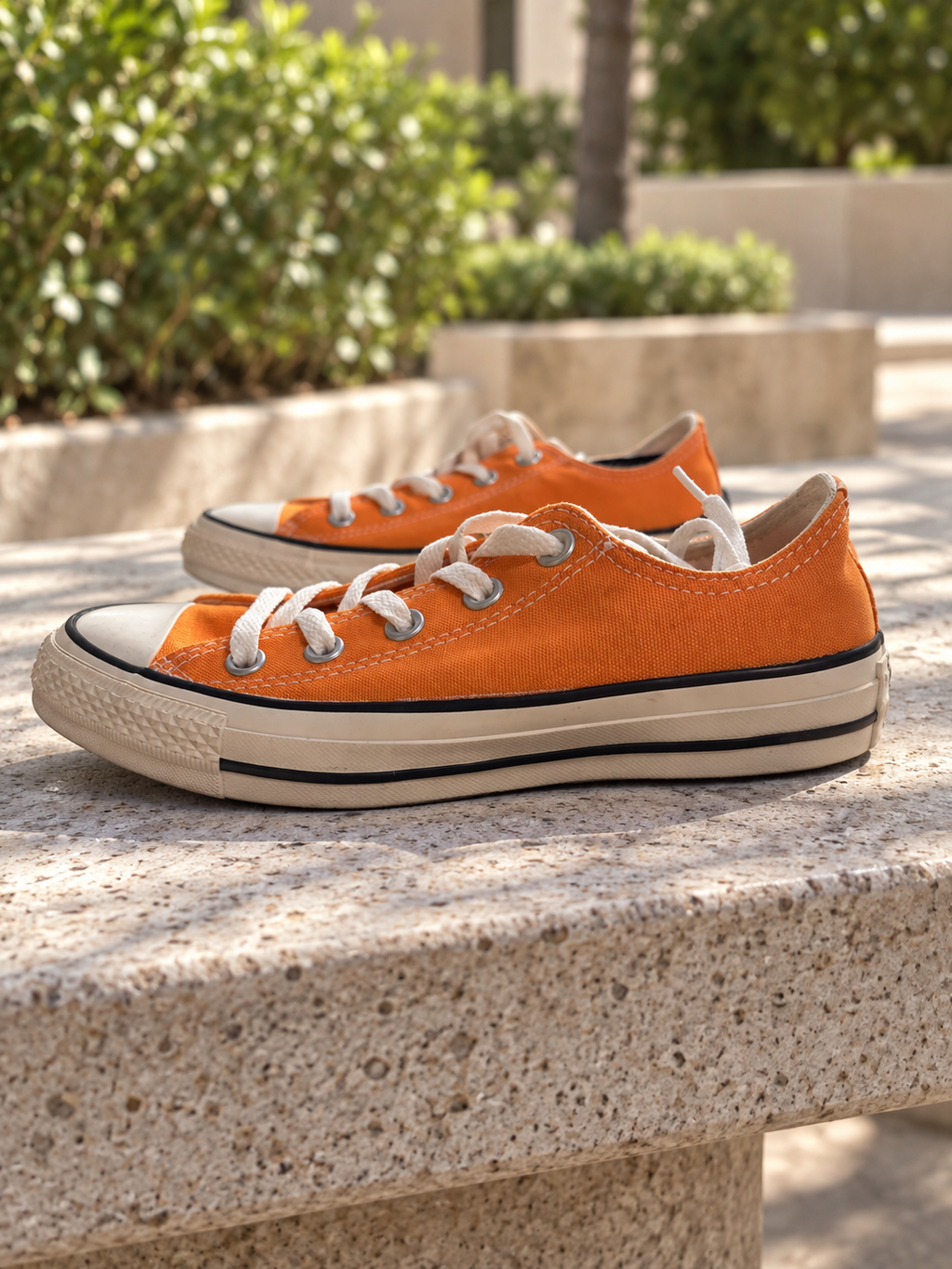 Converse Chuck Taylor All Star bajas naranjas talla 36 — par en entorno urbano