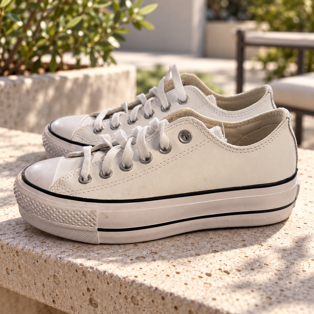 Converse All Star Lift blancas 561680C talla 36 — par en patio urbano