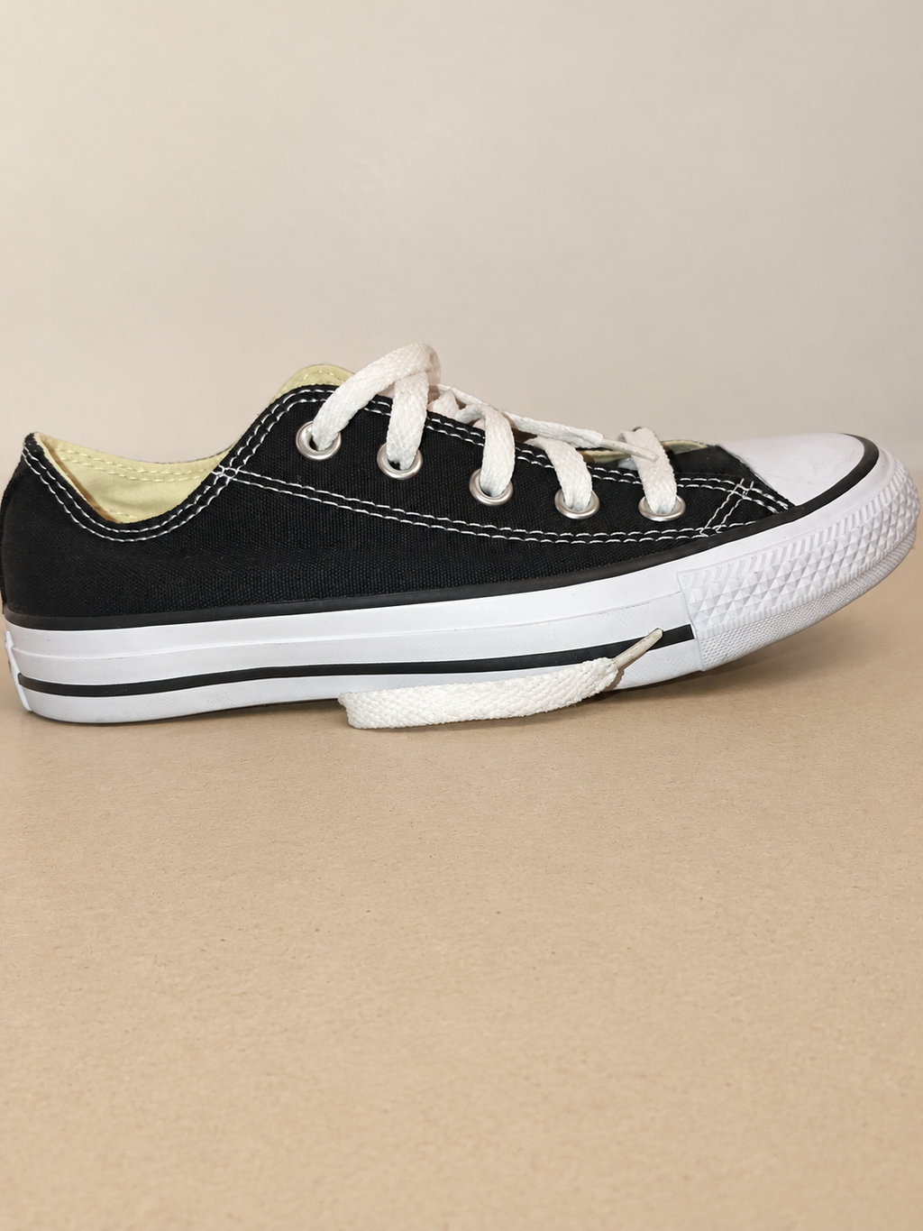 Converse All Star OX M9166C negras talla 36 — ambientada, con marcas y cordón original