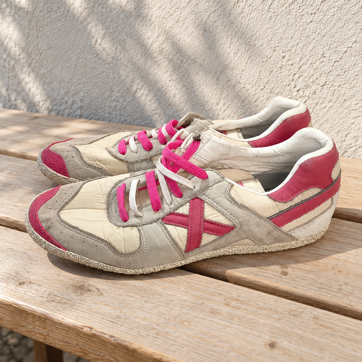 Zapatillas Munich crema y grises con X rosa y borde texturizado · Talla 45 - lifestyle sobre banco