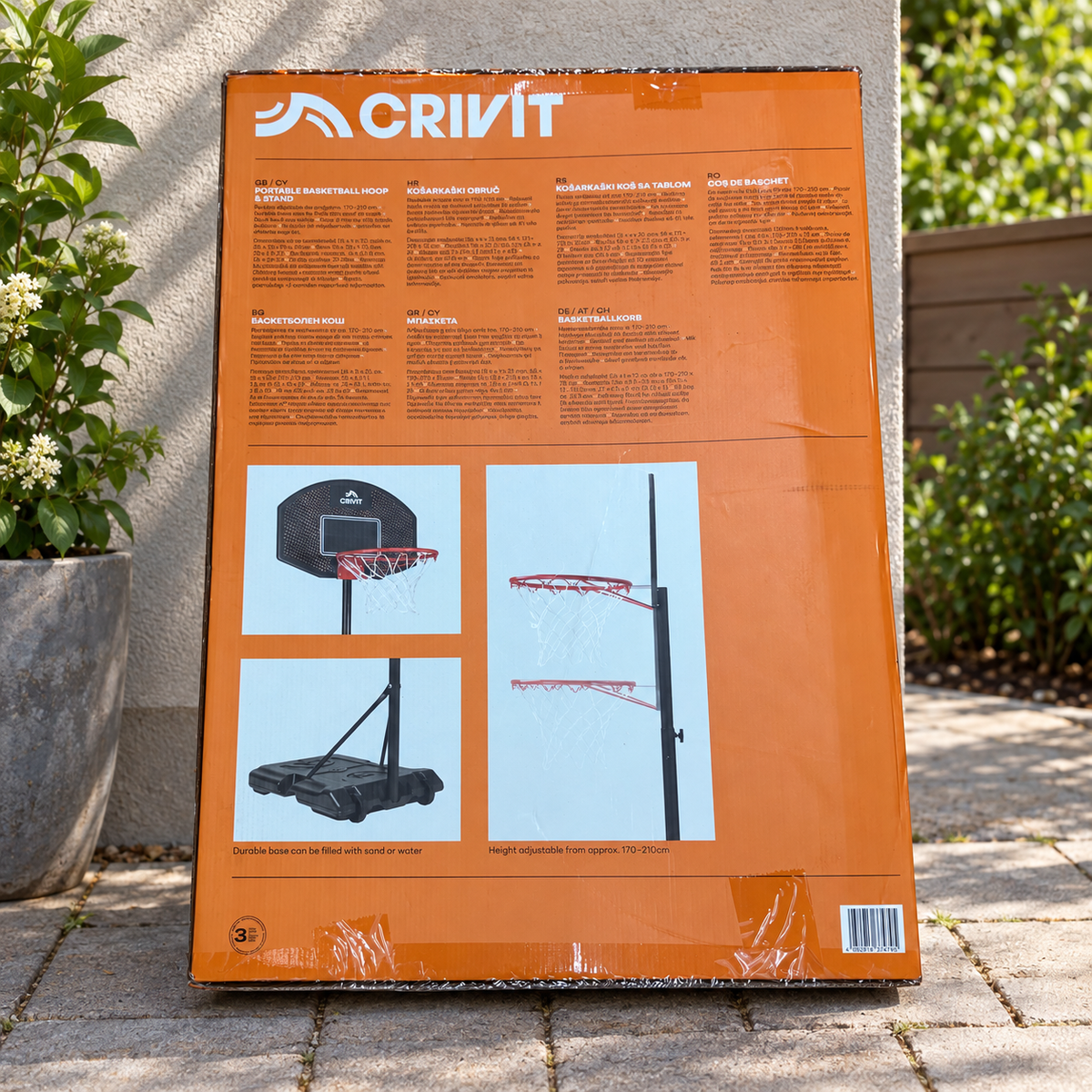 Caja original de canasta portátil CRIVIT junto a un patio