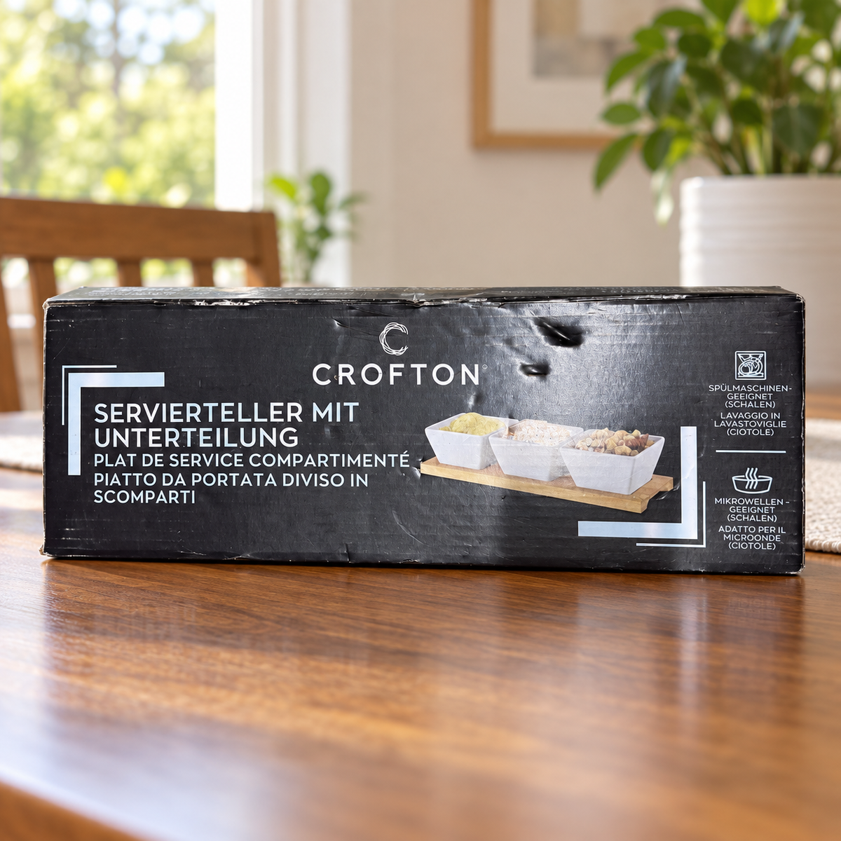 Caja del conjunto CROFTON para servir sobre una mesa de comedor