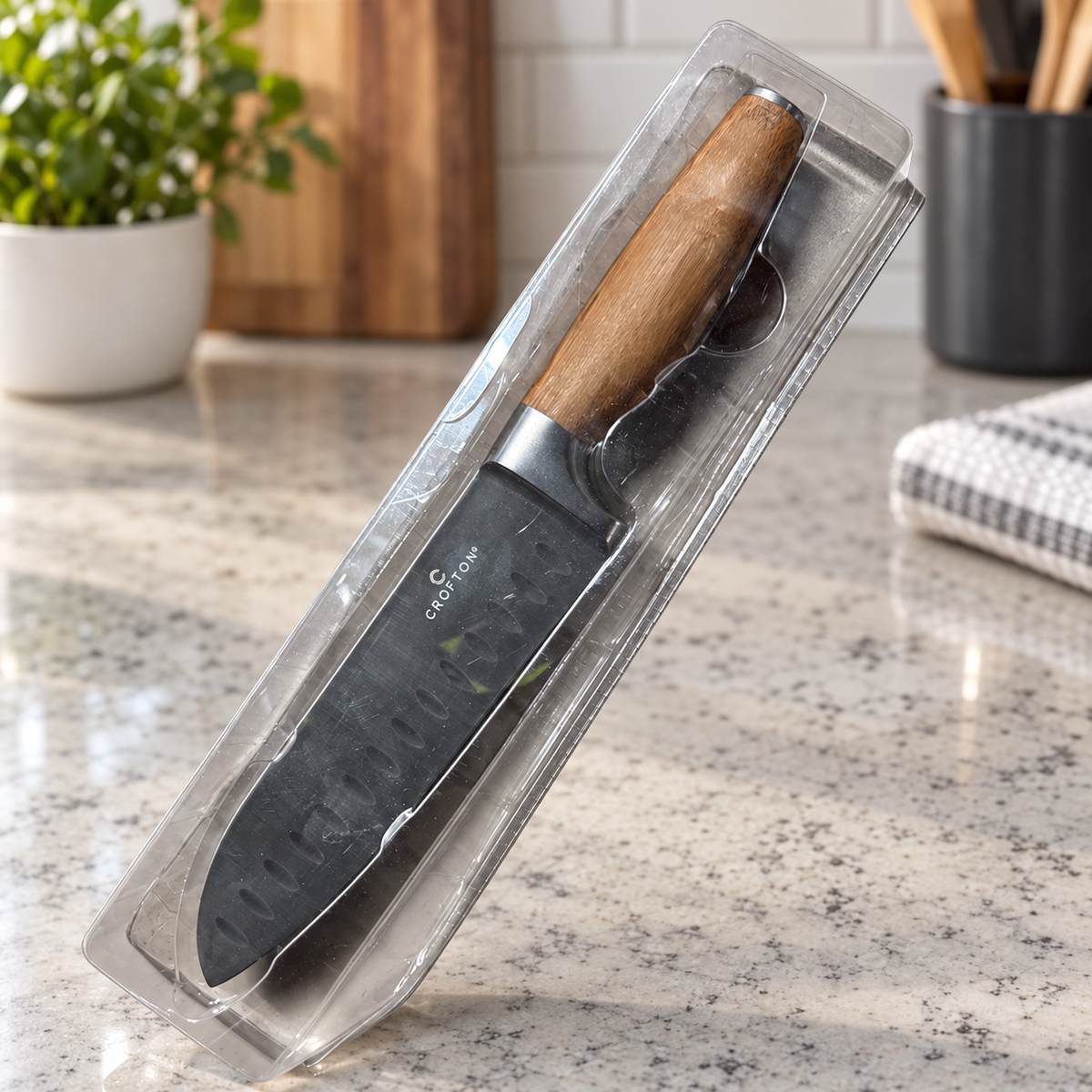 Crofton cuchillo de cocina alveolado: producto protegido en una encimera de cocina