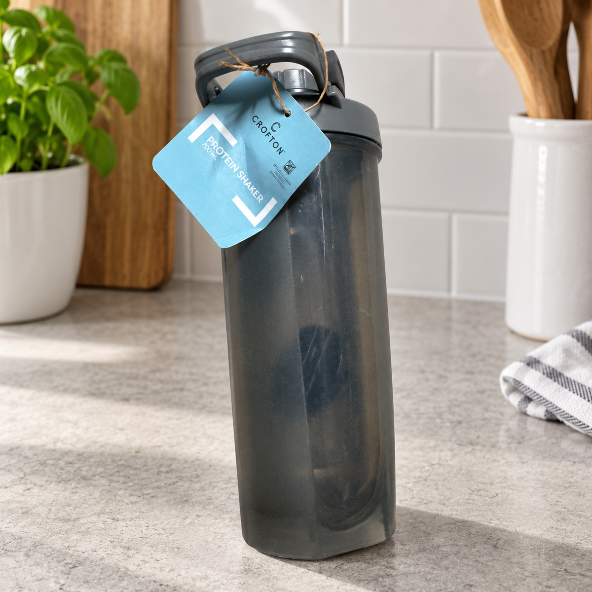 Crofton shaker 700 ml con asa abatible gris: producto con etiqueta en una cocina