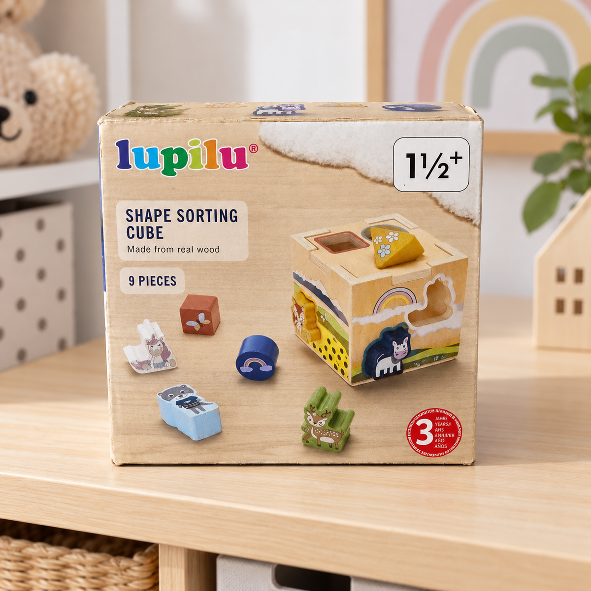 Caja original del cubo de formas Lupilu en habitación infantil