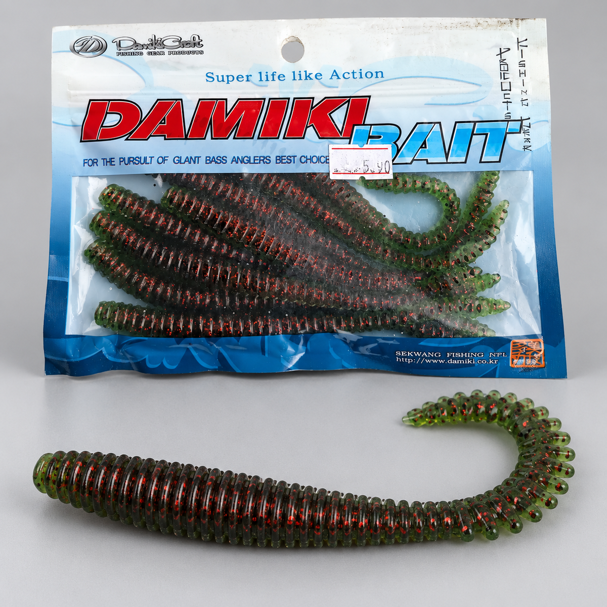 Detalle del señuelo Damiki Bait anillado verde oscuro con brillo rojo