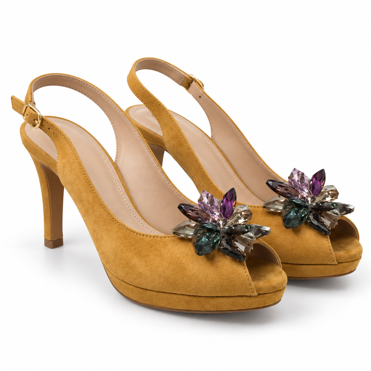 Zapatos Daniela Vega 1617 Ante Trigal con adorno joya sobre fondo blanco