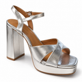 Sandalias Daniela Vega 2253 plata con plataforma y tacón ancho sobre fondo blanco