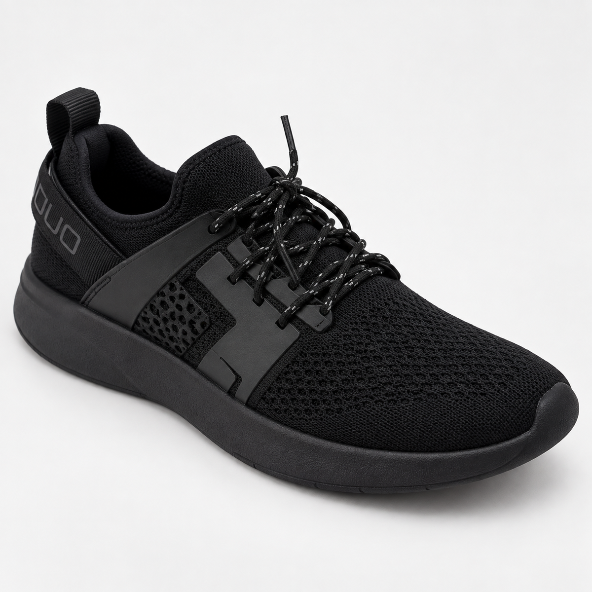 Detalle de las zapatillas DUUO Mistral Total Black