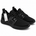 Zapatillas DUUO Mistral Total Black sobre fondo blanco