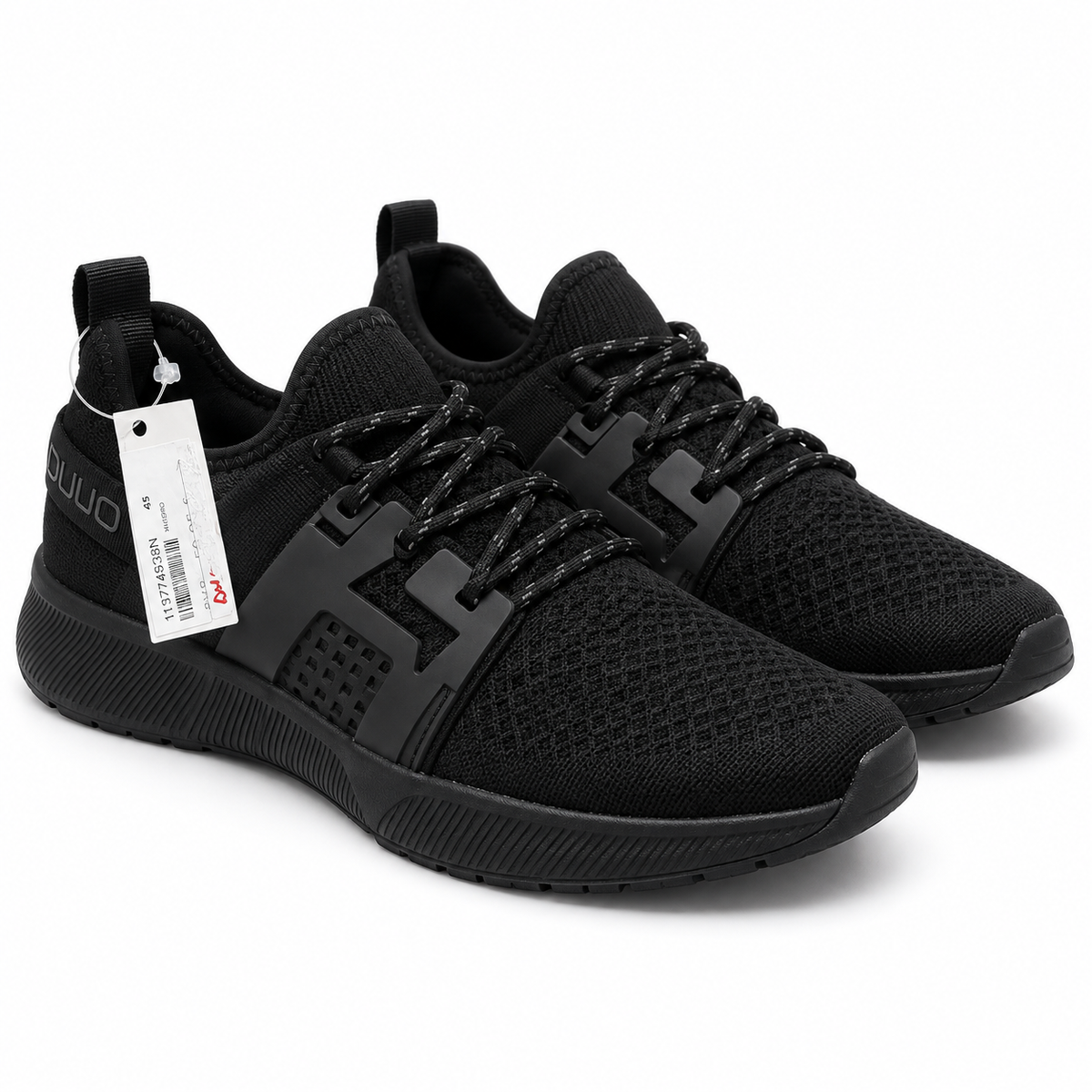 Zapatillas DUUO Mistral Total Black sobre fondo blanco