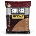 Dynamite Baits The Source Stick Mix sobre fondo blanco