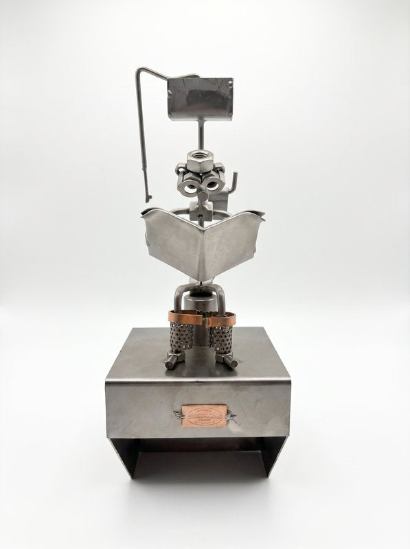 Figura Artesanal de Metal — Lector en su Escritorio