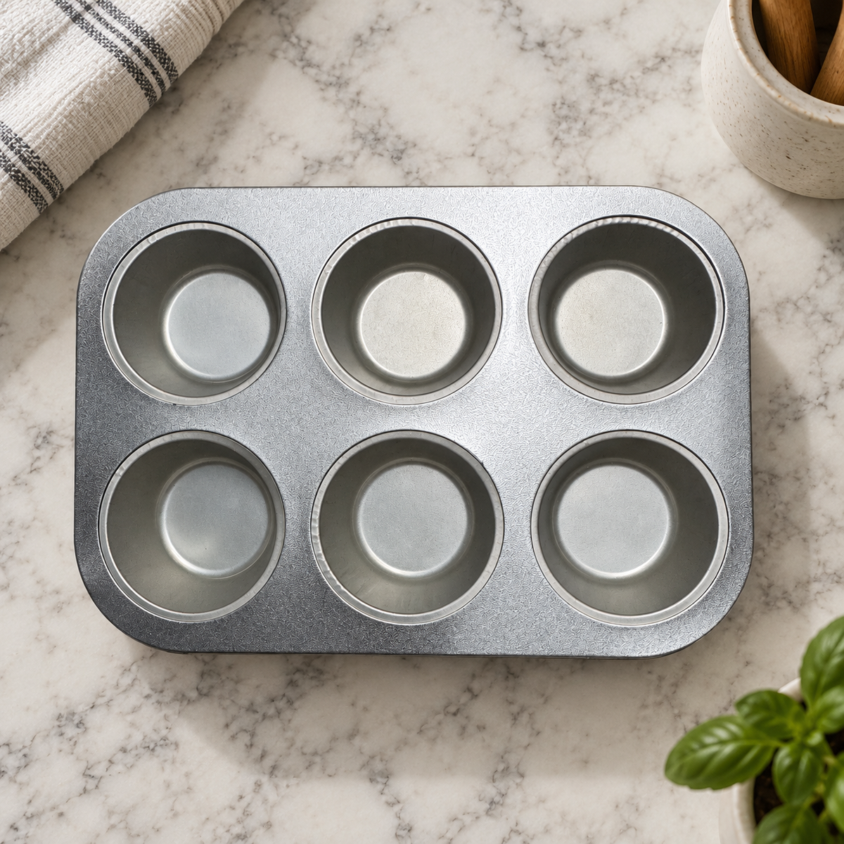 Molde para 6 muffins de acabado metálico gris: presentación en una cocina