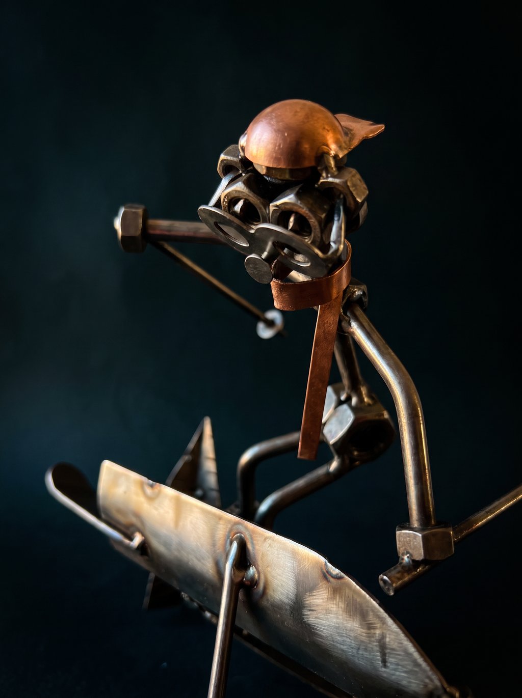 Figura Artesanal de Metal — Esquiador en Descenso