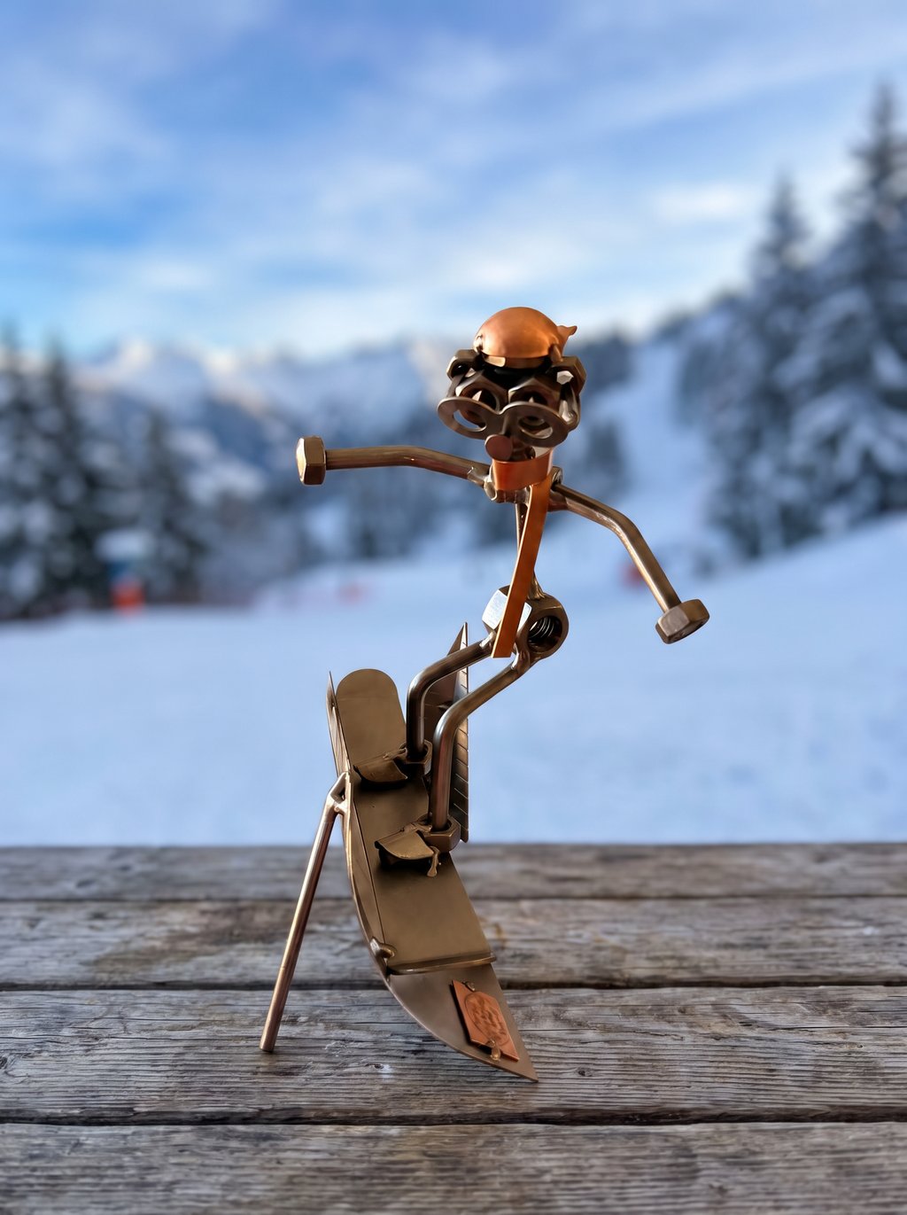 Figura Artesanal de Metal — Esquiador en Descenso