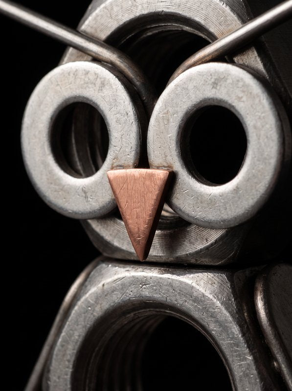 Figura Artesanal de Metal — Búho con Pico de Cobre