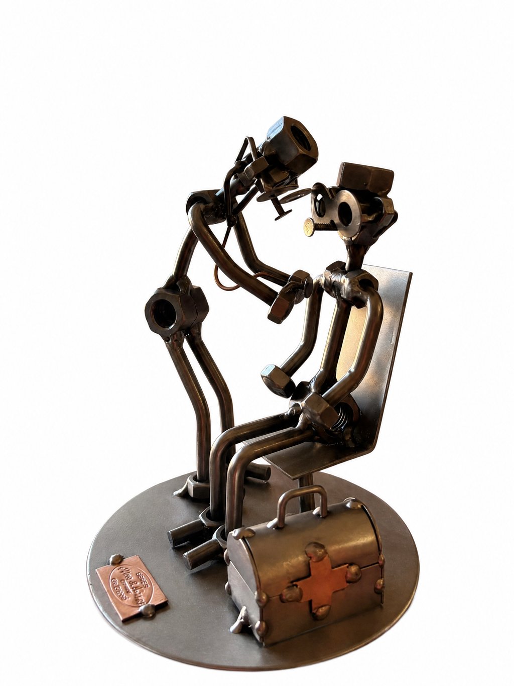 Figura Artesanal de Metal — Médico con Maletín de Primeros Auxilios