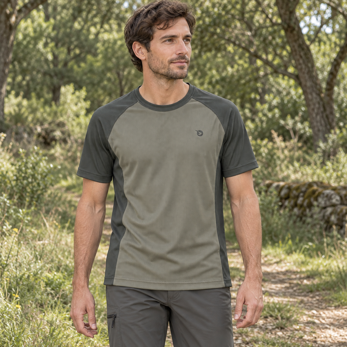 Camiseta Gamo Bambú 110 caqui y verde oscuro en una escena de campo