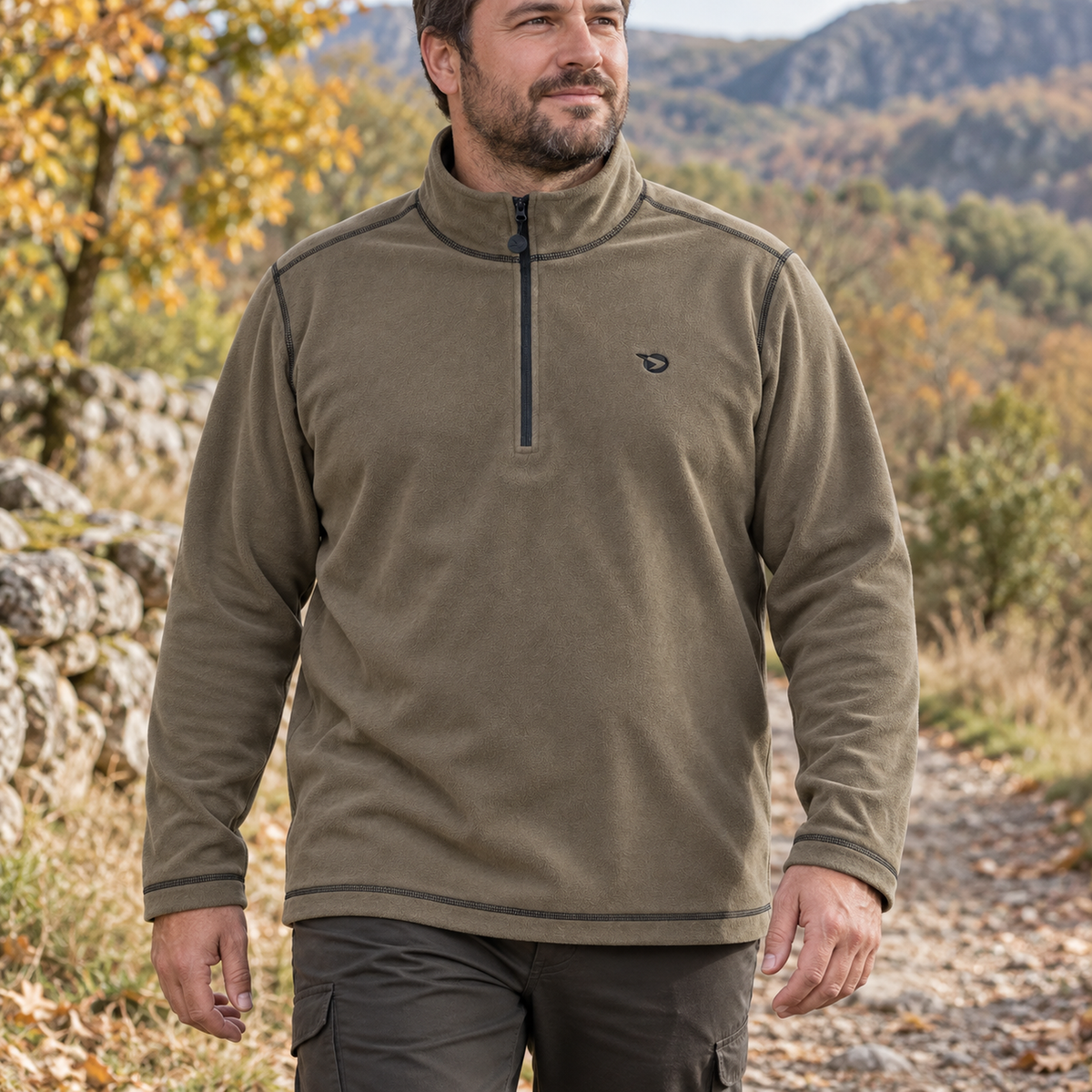 Polar Gamo Benasque caqui talla XXXL utilizado en un sendero de campo