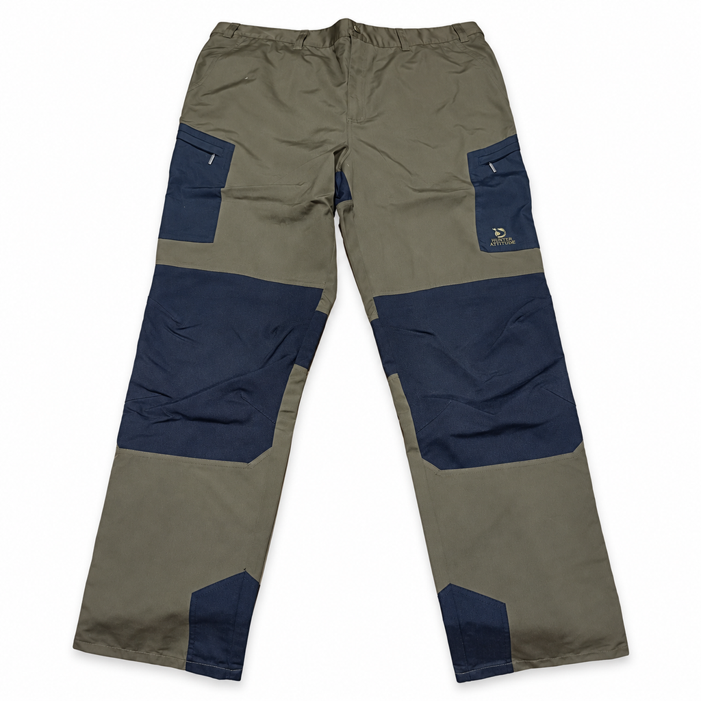 Pantalón Gamo Cazorla caqui con paneles marino, talla EU 52, sobre fondo blanco