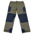 Pantalón Gamo Cazorla caqui con paneles marino, talla EU 52, sobre fondo blanco