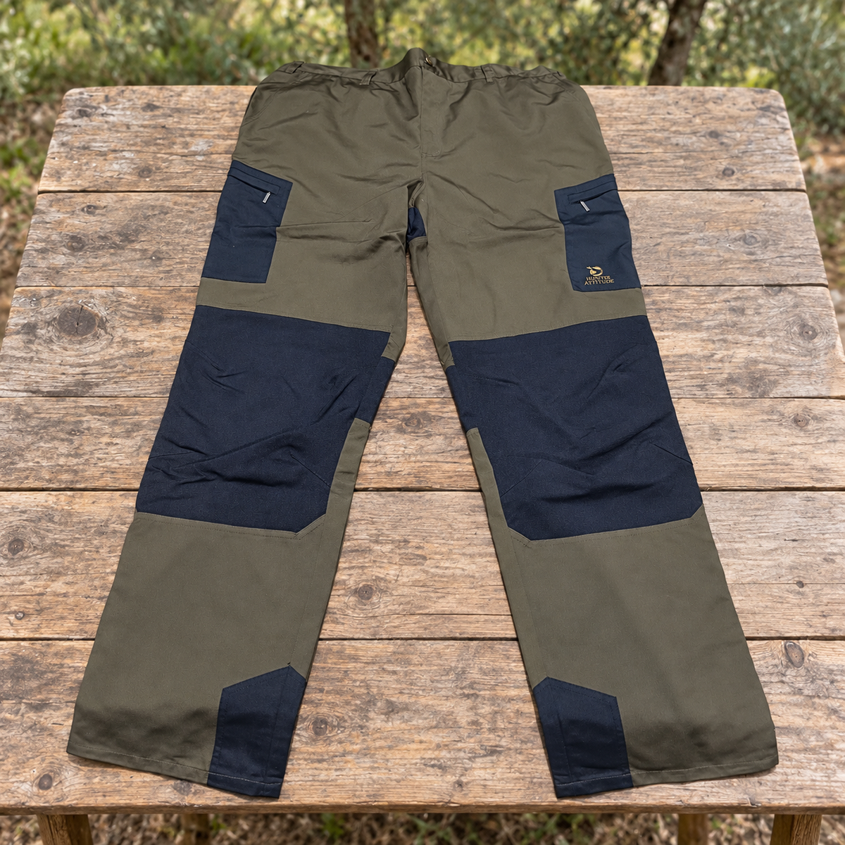 Pantalón Gamo Cazorla talla EU 52 sobre una mesa de madera al aire libre