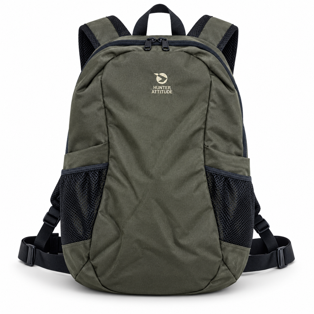 Mochila Gamo Discovery verde oliva con bolsillos de malla, sobre fondo blanco de estudio