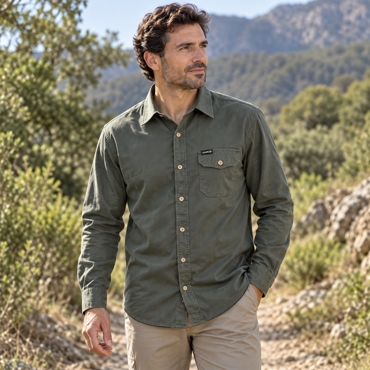 Camisa Gamo Geo caqui en uso al aire libre