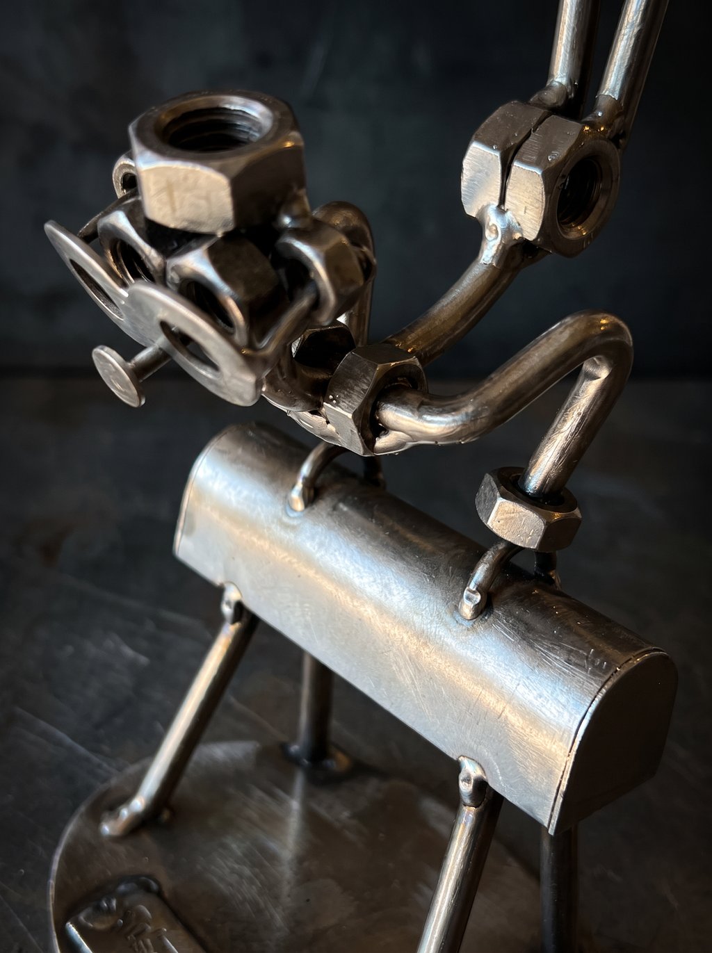 Figura Artesanal de Metal — Gimnasta en Potro