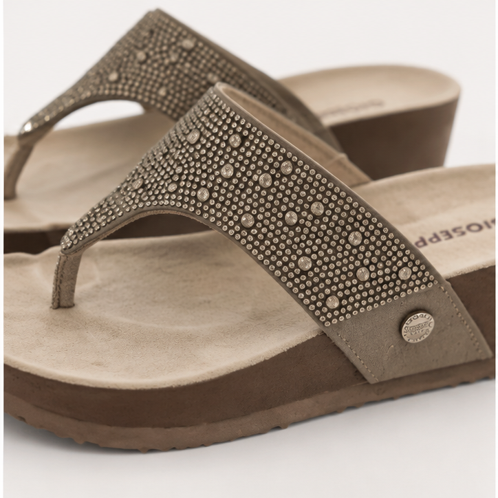 Detalle de sandalias Gioseppo 18299 con cuña y pedrería talla 39