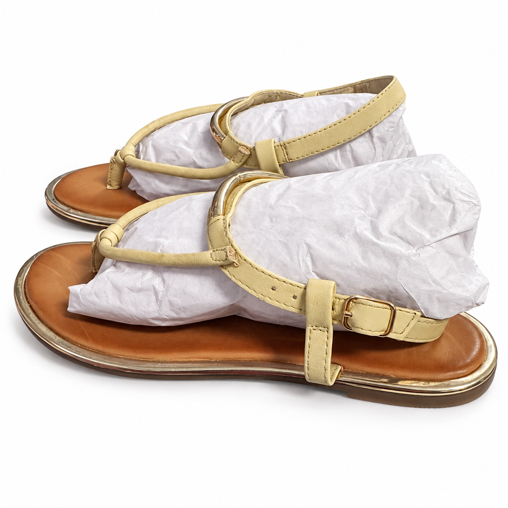 Sandalias Gioseppo Upton blanco roto con detalles dorados y hebilla