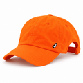 Gorra naranja de alta visibilidad sobre fondo blanco
