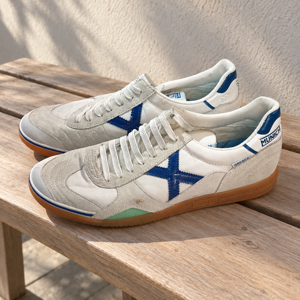 Zapatillas Munich GRESCA blancas con X azul y suela caramelo · Talla 45 - lifestyle sobre banco