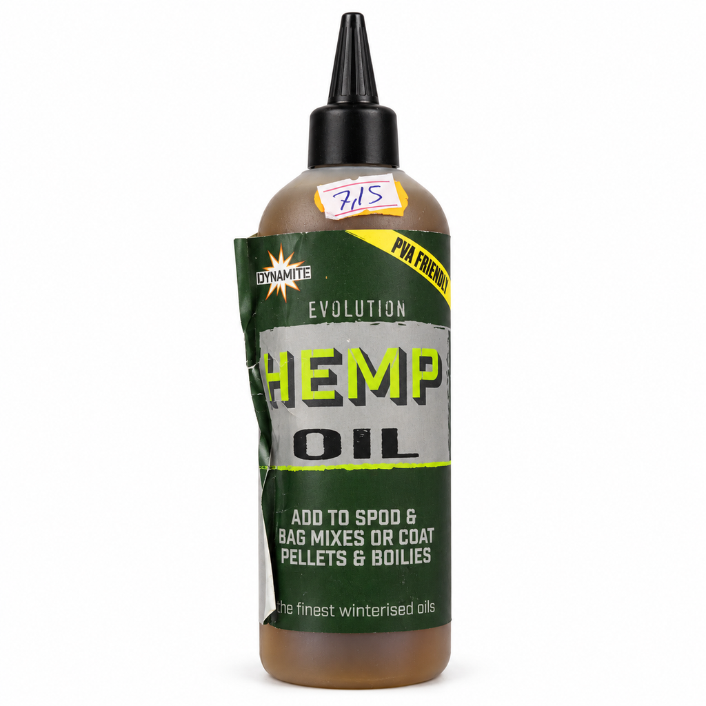 Dynamite Evolution Hemp Oil – aceite para cebos de pesca sobre fondo blanco