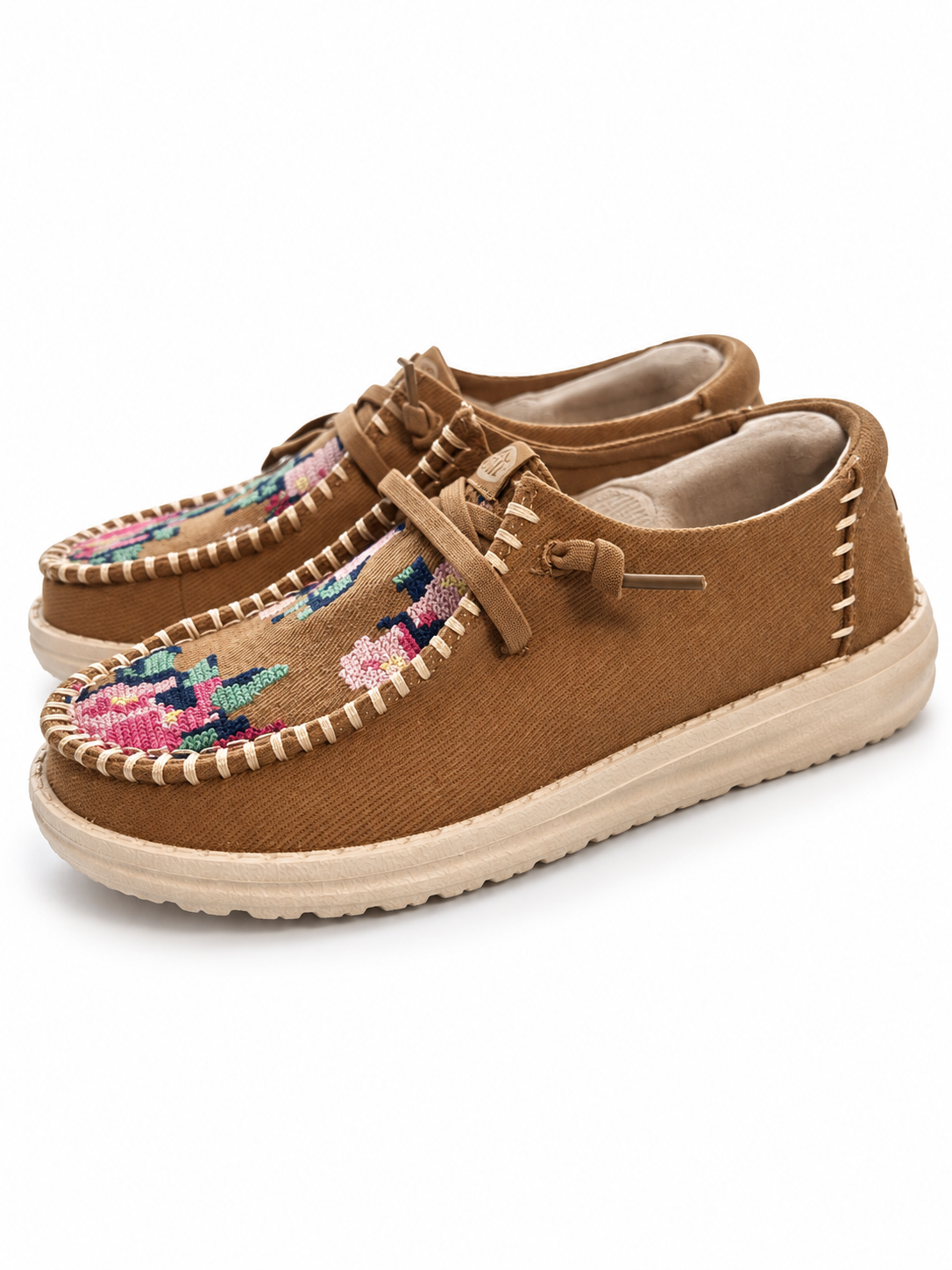 HEYDUDE Wendy Cross Stitch camel con bordado floral talla 36 — par sobre fondo blanco