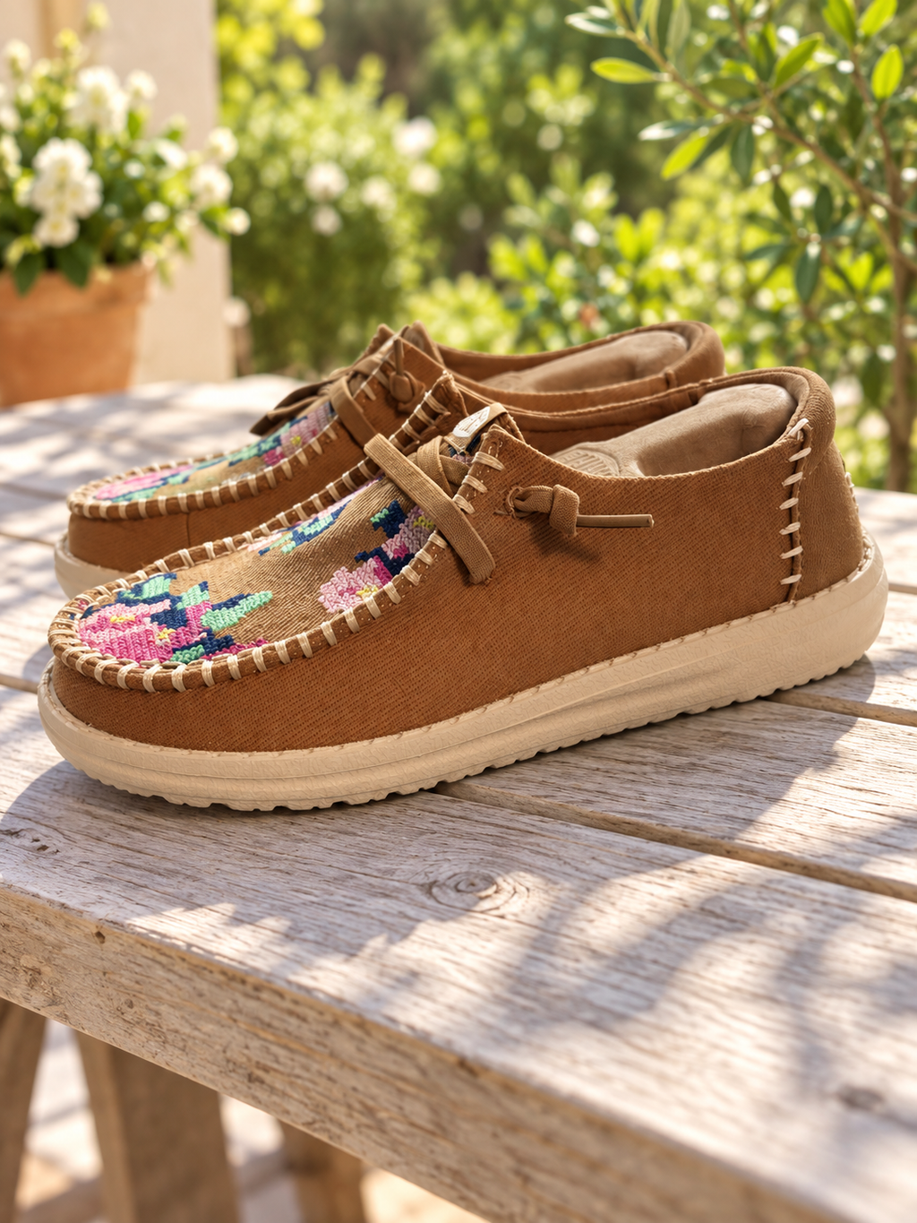 HEYDUDE Wendy Cross Stitch camel con bordado floral talla 36 — par en terraza