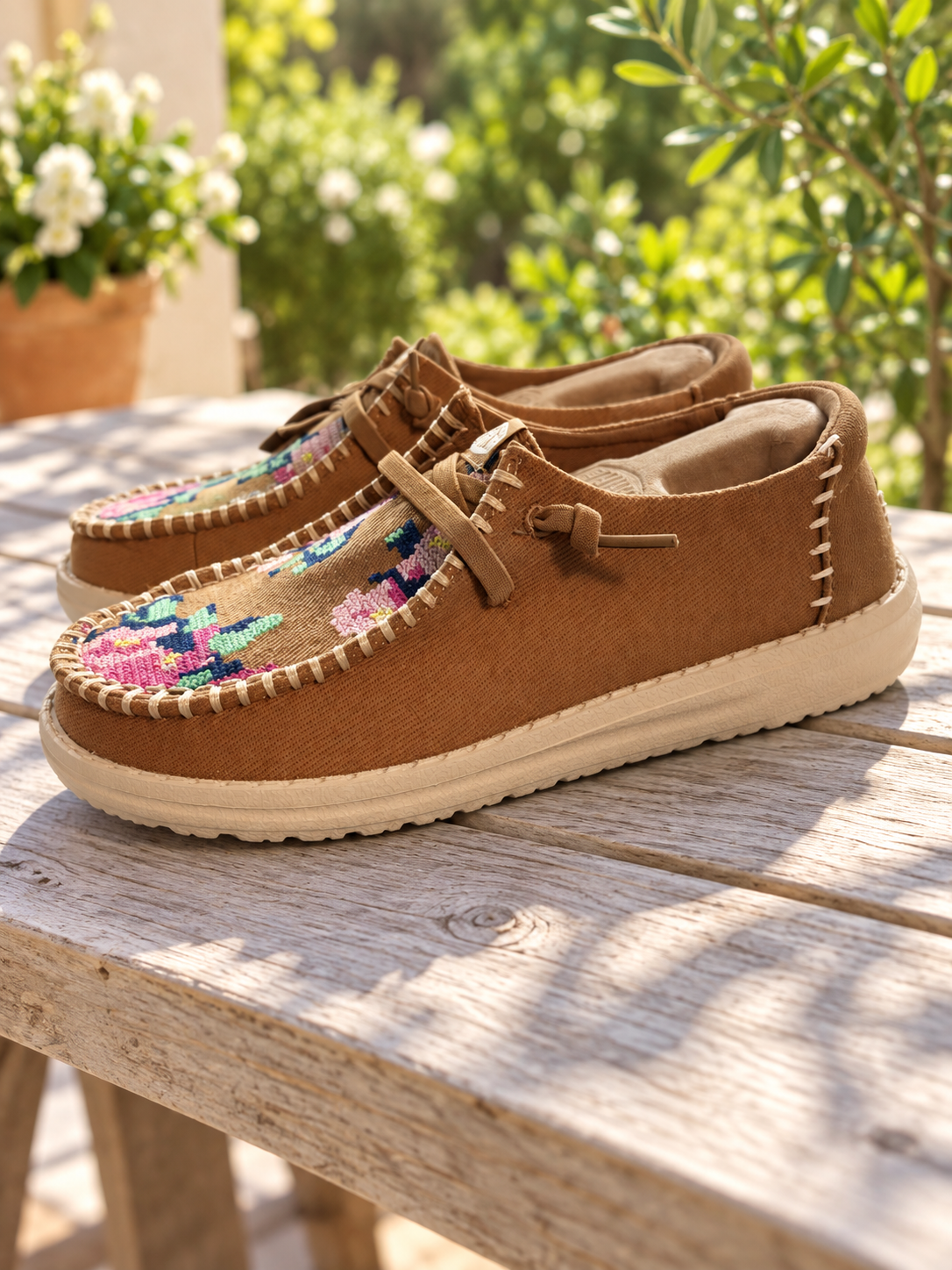 HEYDUDE Wendy Cross Stitch camel con bordado floral talla 36 — par en terraza