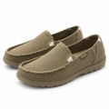 Mocasines HEYDUDE Party Perforated Chestnut sobre fondo blanco