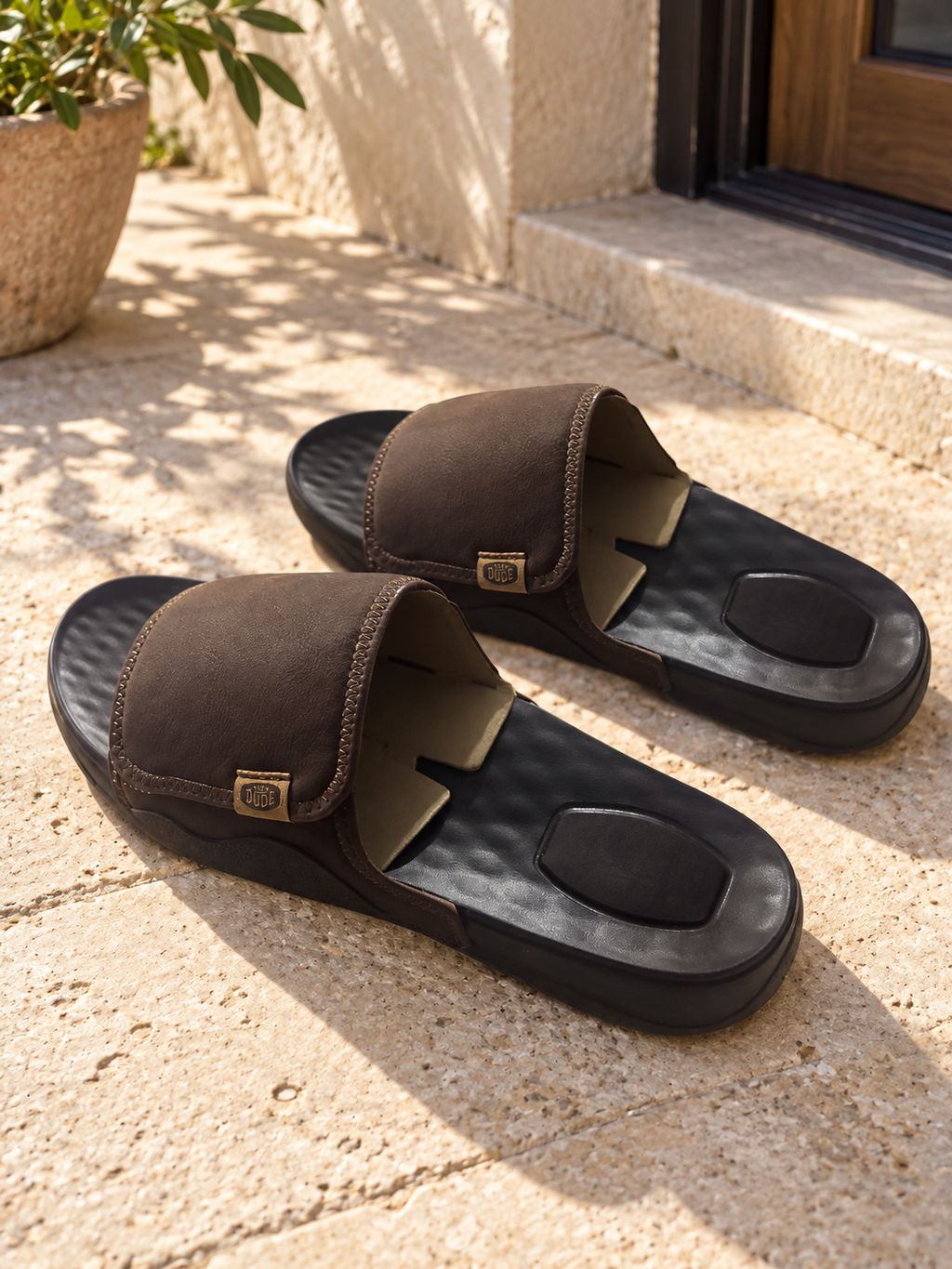 Detalle de sandalia HEYDUDE Shore Slide Classic 17623 marrón