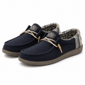 Mocasines HEYDUDE Wally Break Stitch 14849 marino para hombre sobre fondo blanco