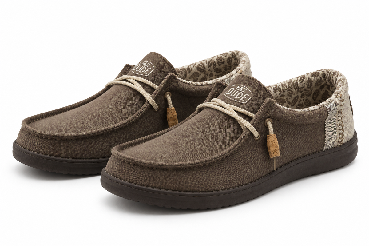 Mocasines HEYDUDE Wally Break Stitch 14847 Clay sobre fondo blanco