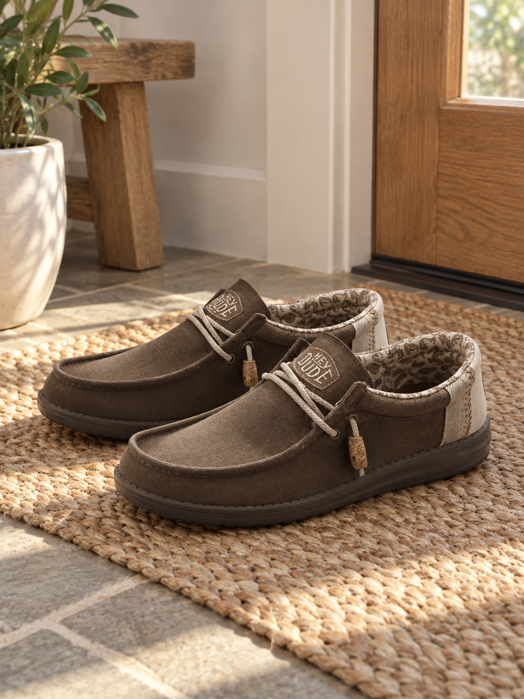 Mocasines HEYDUDE Wally Break Stitch 14847 Clay en ambiente de entrada